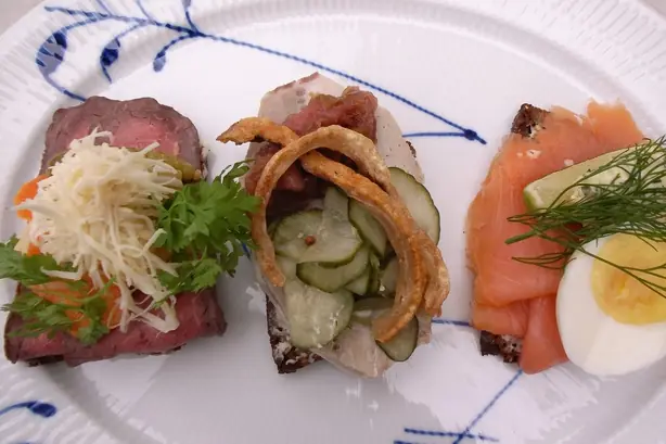 Foto von Dänisches Smørrebrød (Dyrlægens natmad) – fertig angerichtet