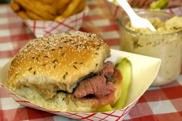 Foto von Beef on Weck - Der Buffalo-Sandwich-Klassiker – fertig angerichtet
