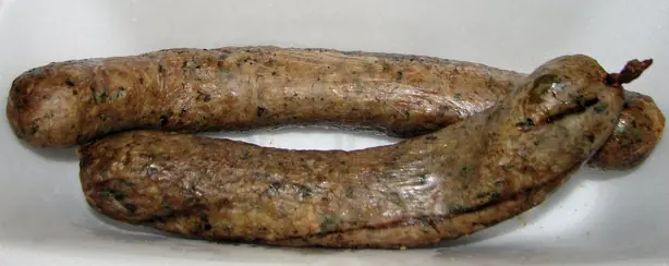 Foto von Klassisches Cajun Boudin Blanc – fertig angerichtet