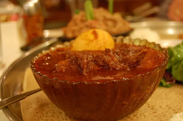 Foto von Äthiopisches Doro Wat (Pikanter Hähncheneintopf) – fertig angerichtet