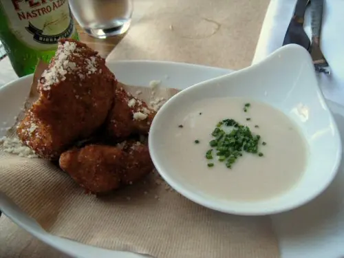Wikipedia-Bild - Fried_cauliflower_with_agliata.jpg - Foto: Krista - CC BY 2.0