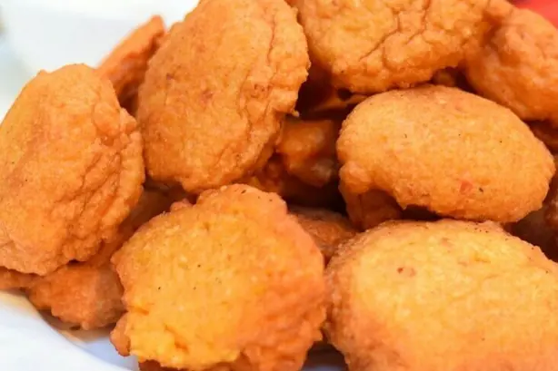 Foto von Acarajé (Brasilianische Bohnenbällchen) – fertig angerichtet