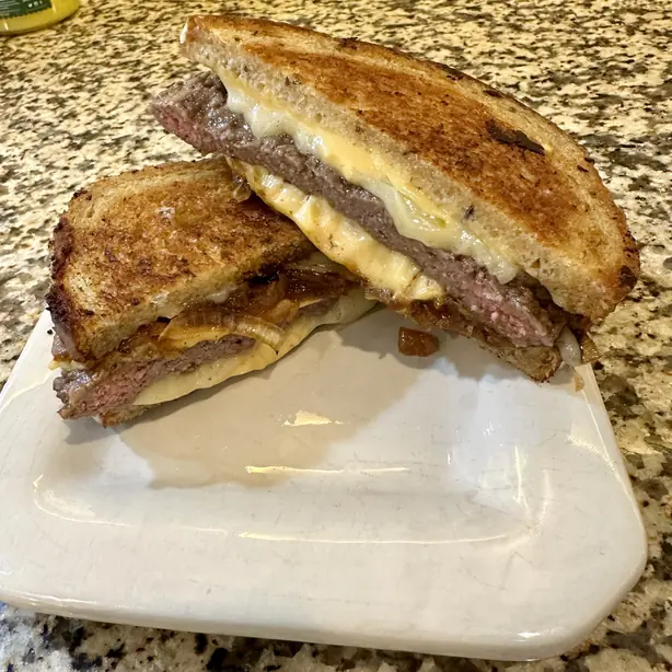 Foto von Amerikanischer Patty Melt – Der Diner-Klassiker – fertig angerichtet
