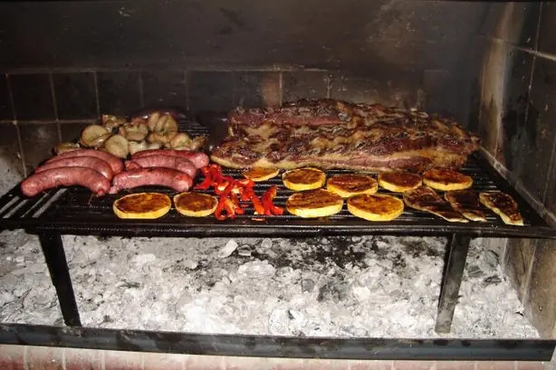 Foto von Argentinische Provoleta (Gegrillter Provolone) – fertig angerichtet