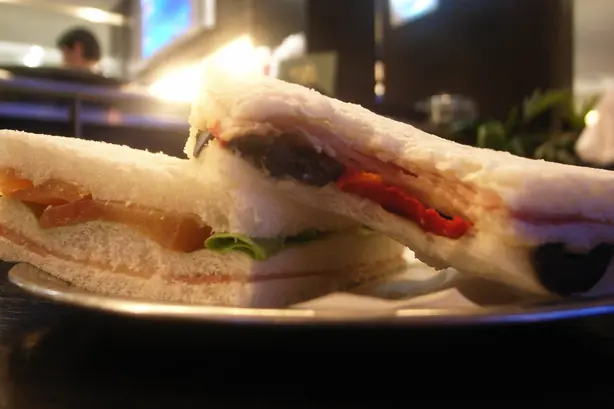 Foto von Argentinische Sandwiches de Miga (Feine Party-Sandwiches) – fertig angerichtet
