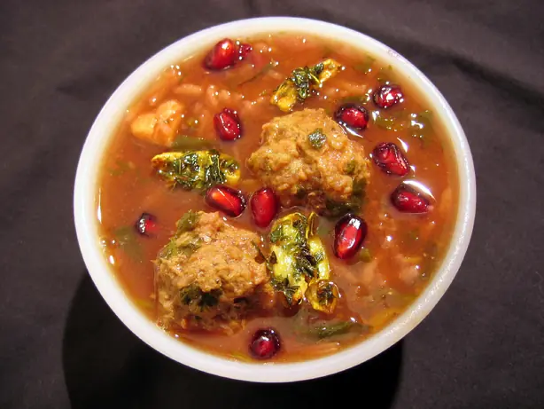 Foto von Ash-e Anar (Persische Granatapfelsuppe) – fertig angerichtet