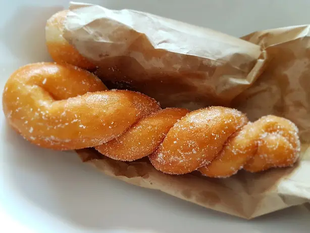 Foto von Asiatische gezwirbelte Donuts (Kkwabaegi) – fertig angerichtet