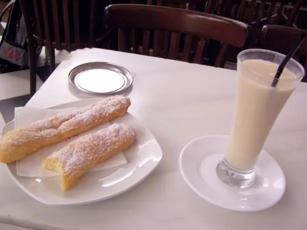 Foto von Authentische Mexikanische Horchata de Arroz (Zimt-Reis-Drink) – fertig angerichtet