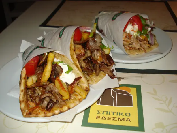 Foto von Authentisches Griechisches Gyros - Der würzige Klassiker vom Drehspieß – fertig angerichtet