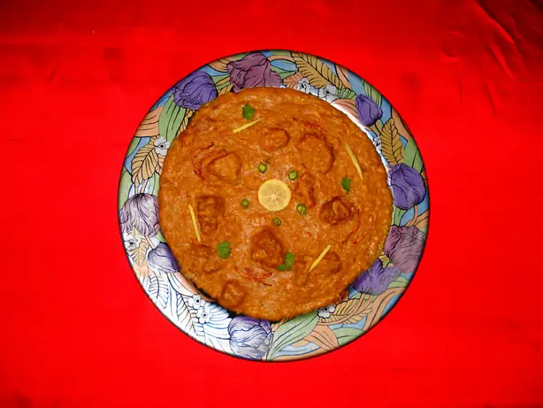 Foto von Authentisches Khichra - Der herzhafte Fleisch-Linsen-Eintopf – fertig angerichtet