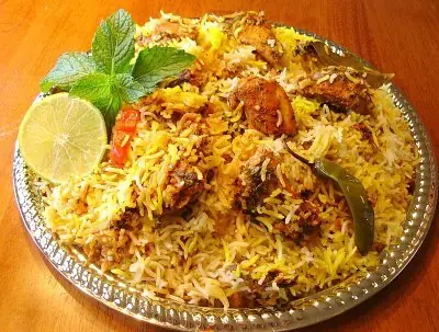 Foto von Bengalisches Rezala (Weißes Lamm-Curry) – fertig angerichtet