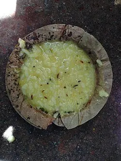 Foto von Bengalisches Soft Khichuri (Bhoger Khichuri) – fertig angerichtet