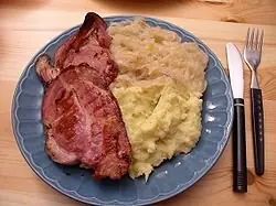 Foto von Berliner Kassler mit Sauerkraut und Kartoffelpüree – fertig angerichtet