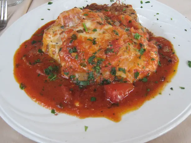 Foto von Carne alla Pizzaiola – Rindfleisch in pikanter Tomatensauce – fertig angerichtet