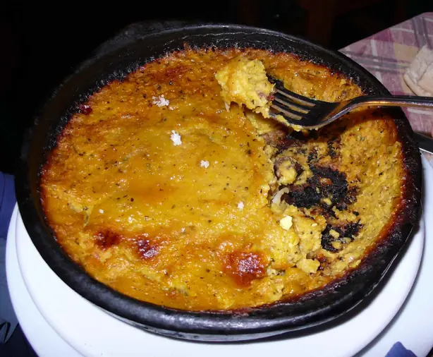 Foto von Chilenischer Pastel de Choclo (Maisauflauf) – fertig angerichtet