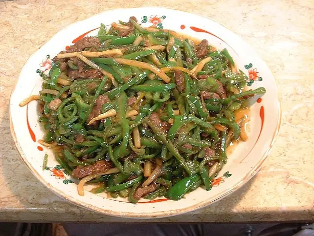 Foto von Chinesisches Pfeffersteak (Pepper Steak) – fertig angerichtet