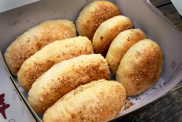Foto von Chinesisches Sesam-Fladenbrot (Shaobing) – fertig angerichtet