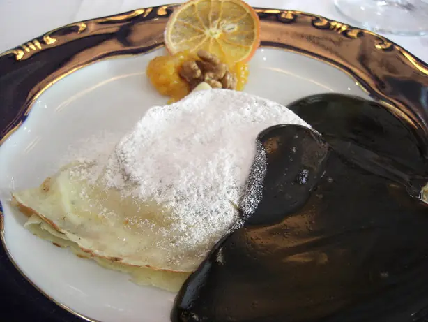 Foto von Gundel Palatschinken – Der legendäre ungarische Dessert-Klassiker – fertig angerichtet