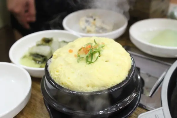 Foto von Gyeran-jjim – Koreanische gedämpfte Eier im Tontopf – fertig angerichtet