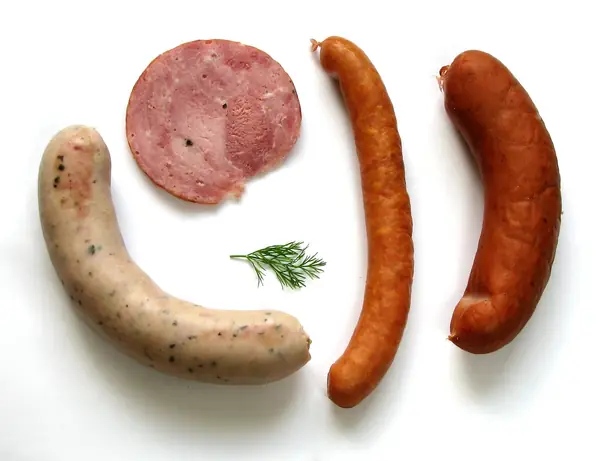 Foto von Hausgemachte Polnische Kiełbasa (Weißwurst-Art) – fertig angerichtet