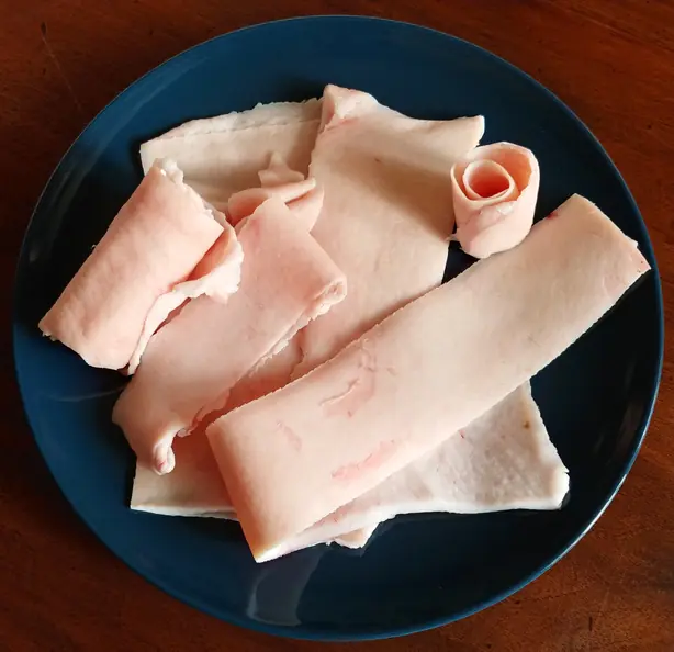 Foto von Hausgemachte Schweinekrusten (Pork Rinds) – fertig angerichtet