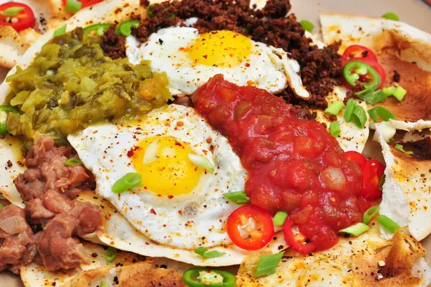 Foto von Huevos Divorciados - Der mexikanische Frühstücksklassiker mit zwei Salsas – fertig angerichtet