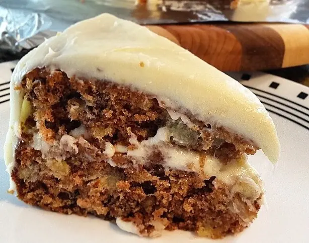 Foto von Hummingbird Cake - Der südländische Klassiker mit Ananas & Banane – fertig angerichtet