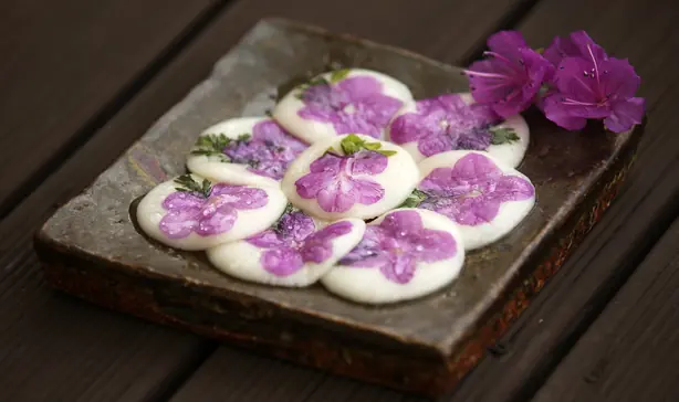 Foto von Hwajeon (Koreanische Blumen-Reiskuchen) - Das essbare Frühlingsgemälde – fertig angerichtet