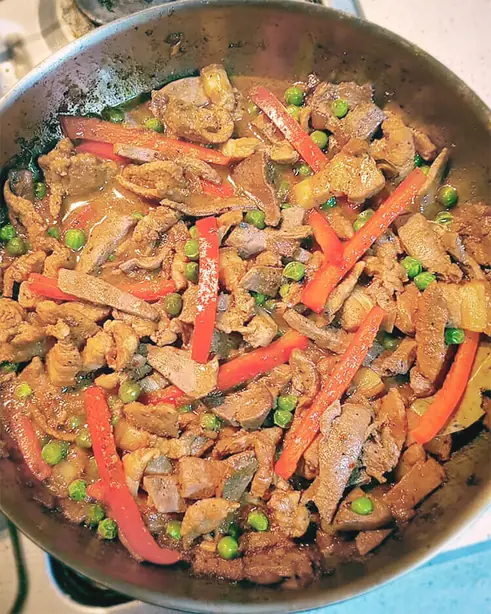 Foto von Igado - Herzhafter philippinischer Schweinefleischeintopf mit Leber – fertig angerichtet