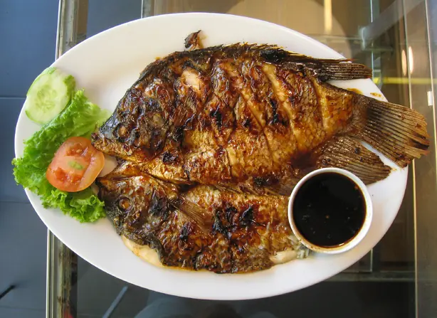 Foto von Ikan Bakar – Indonesischer Grillfisch in pikanter Sambal-Marinade – fertig angerichtet