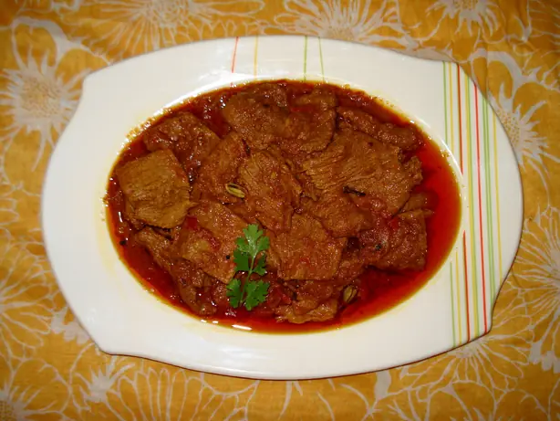 Foto von Indisches Pasanda Curry (Mughlai Art) – fertig angerichtet