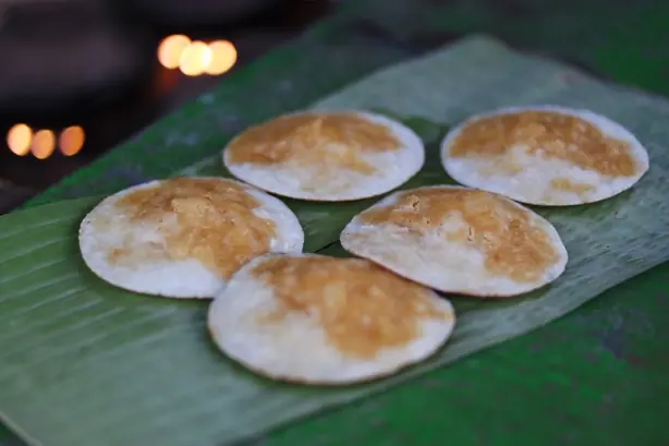 Foto von Indonesische Serabi (Kokosnuss-Pfannkuchen) – fertig angerichtet