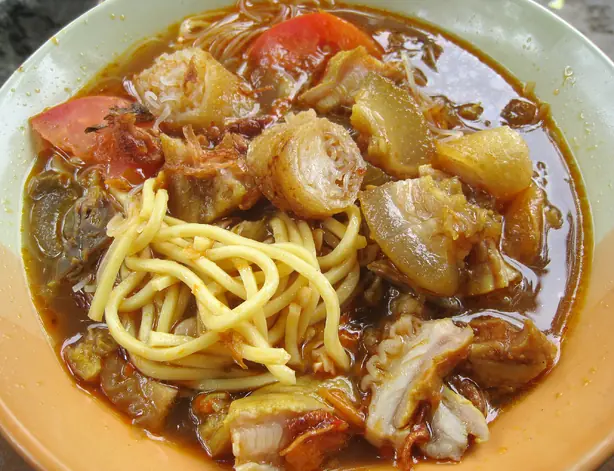 Foto von Indonesische Soto Mie – fertig angerichtet