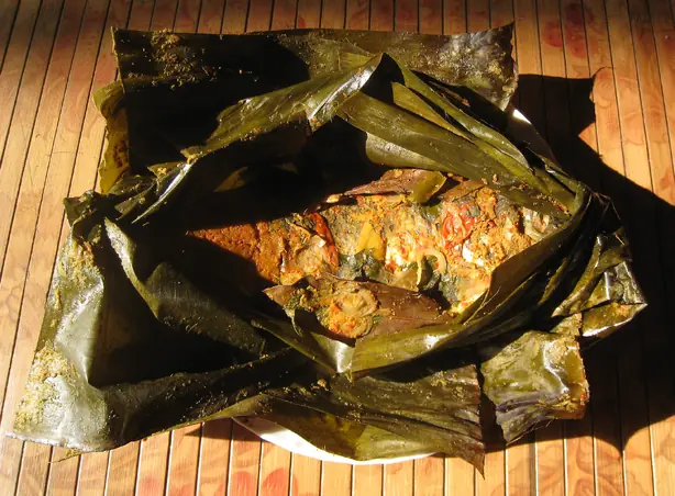 Foto von Indonesischer Fisch in Bananenblättern (Pepes Ikan) – fertig angerichtet