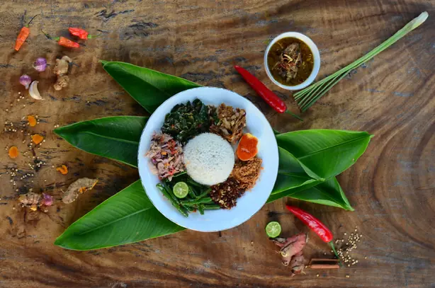 Foto von Indonesisches Nasi Campur (Gemischter Reis) – Das ultimative Festmahl – fertig angerichtet