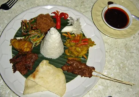 Wikipedia-Bild - Plate_of_nasi_campur_(Mandarin_Oriental_Hotel_Mahapahit,_Surabaya,_Indonesia).png - Foto: Unbekannt - PUBLIC DOMAIN