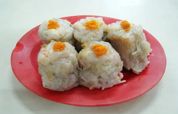 Foto von Indonesisches Siomay (Gedämpfte Fischklößchen mit Erdnusssauce) – fertig angerichtet