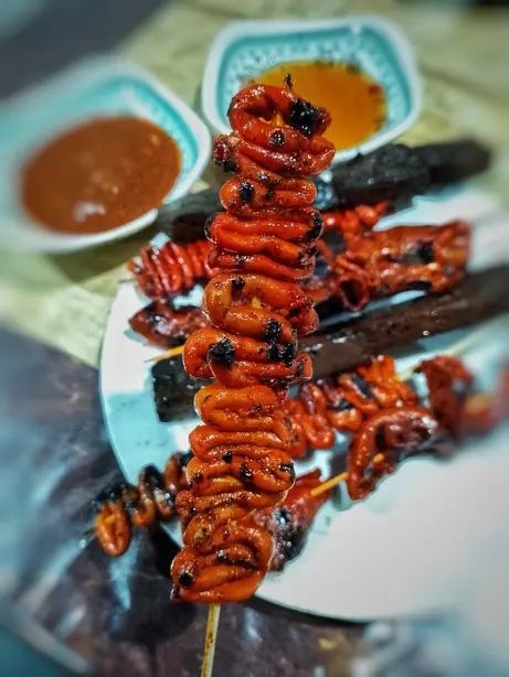 Foto von Isaw – Philippinisches Street Food vom Grill (Gegrillte Hähnchendärme) – fertig angerichtet