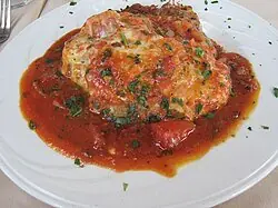 Foto von Klassisches Chicken Parmigiana – fertig angerichtet