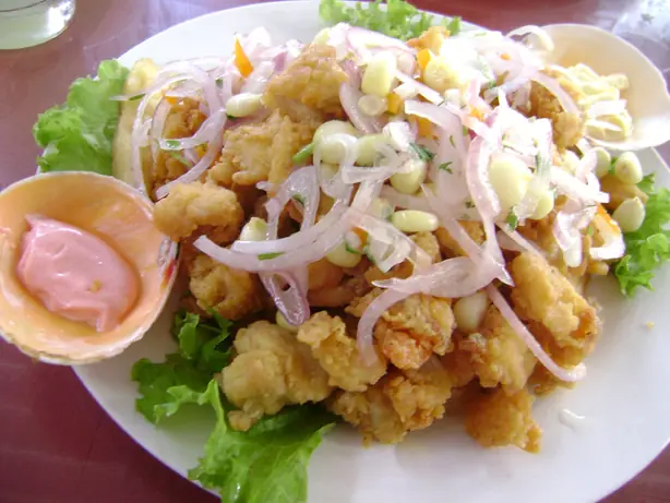Foto von Jalea Mixta - Peruanische Meeresfrüchte-Platte Deluxe – fertig angerichtet