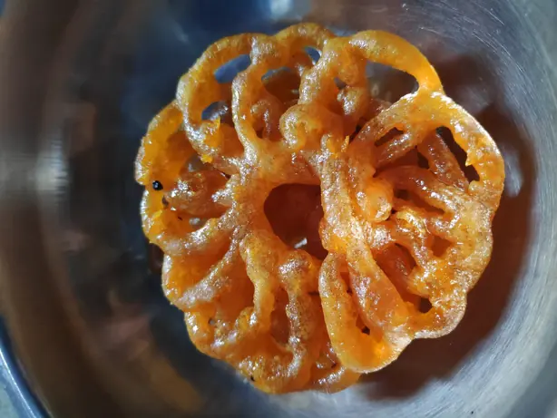 Foto von Jalebi - Goldene, indische Zuckerspiralen – fertig angerichtet