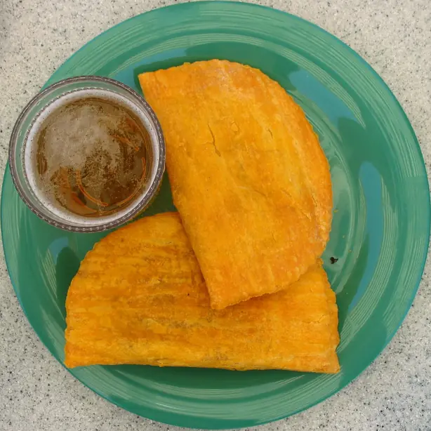Foto von Jamaican Patty - Der karibische Streetfood-Klassiker – fertig angerichtet