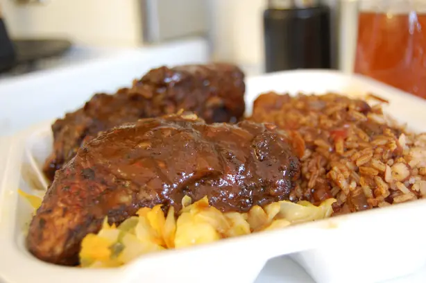 Foto von Jamaikanisches Jerk Chicken - Das Original vom Grill – fertig angerichtet
