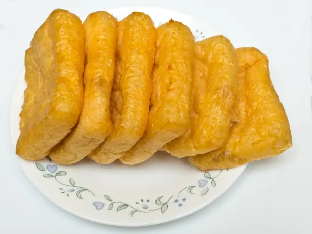Foto von Hausgemachte Aburaage (Japanische frittierte Tofutaschen) – fertig angerichtet