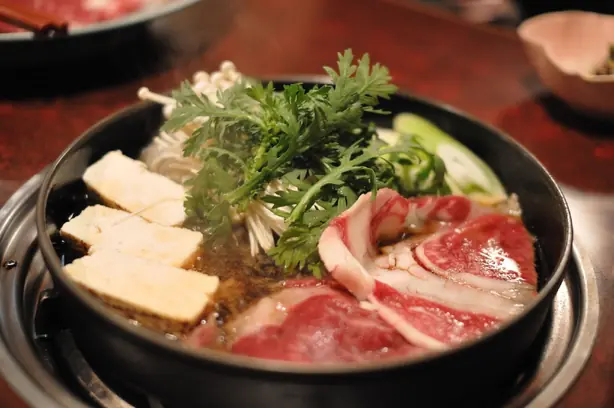 Foto von Japanisches Sukiyaki – fertig angerichtet