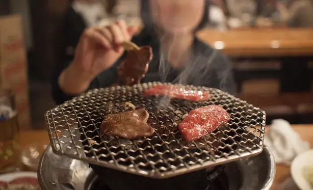 Foto von Japanisches Yakiniku (Gegrilltes Fleisch) – fertig angerichtet