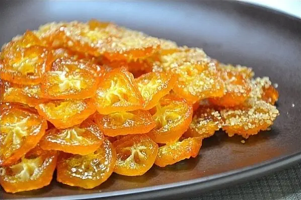 Foto von Jeonggwa - Koreanische kandierte Früchte und Wurzeln – fertig angerichtet