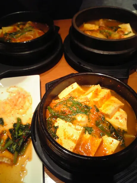 Foto von Jjigae (Koreanischer Eintopf) - Der würzige Klassiker – fertig angerichtet