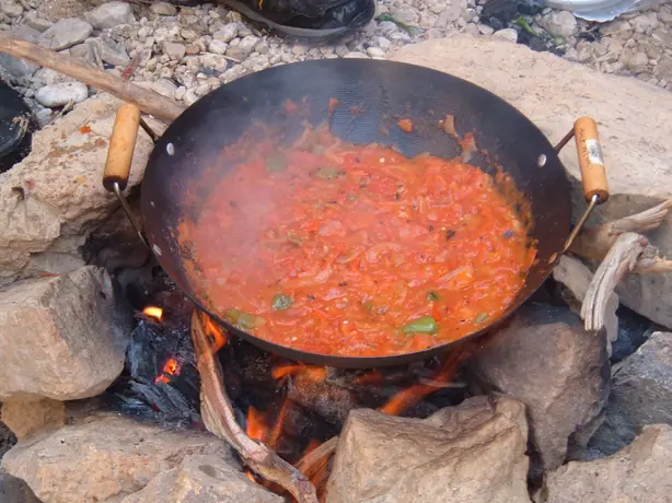 Foto von Jordanische Tomatenpfanne (Qalayet Bandora) – fertig angerichtet