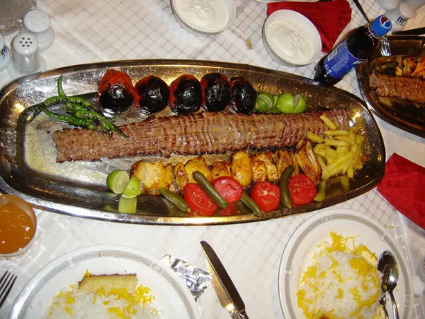 Foto von Kabab Barg - Zartes persisches Filet-Kebab mit Safran – fertig angerichtet